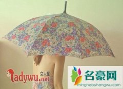 女生分手后死心的表现，这些细节说明她们已经对你