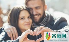 女生陷入热恋的表现，三大表现证明女生在热恋中