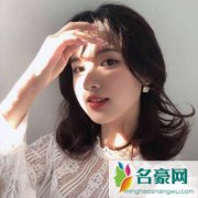 女生在朋友圈晒男生送的礼物，这是秀恩爱的表现吗