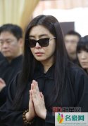 王祖贤父亲病逝告别式 称感情生前已了