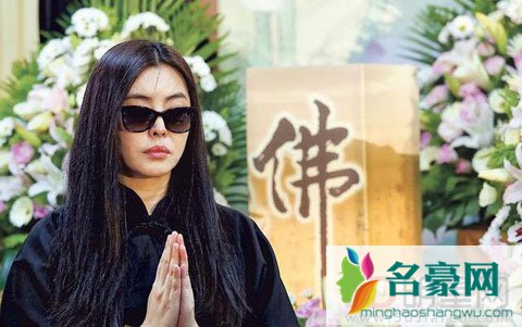 王祖贤父亲病逝告别式 称感情生前已了