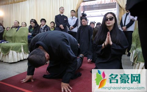 王祖贤父亲病逝告别式 称感情生前已了