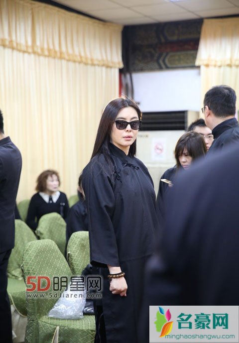 王祖贤父亲病逝告别式 称感情生前已了
