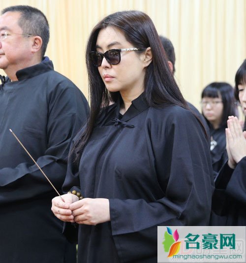 王祖贤出席父亲葬礼 表情沉痛哀伤