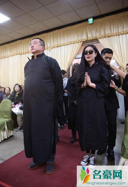 王祖贤送别父亲最后一程 女神难掩悲伤落泪