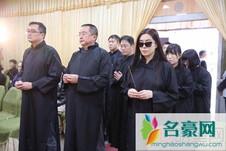 王祖贤送别父亲最后一程 女神难掩悲伤落泪