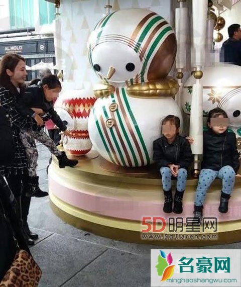 黎姿携女儿出行看灯饰 黎姿携女儿现身海港城