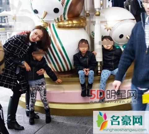 黎姿携女儿出行看灯饰 黎姿携女儿现身海港城