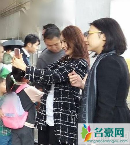 黎姿带女儿看圣诞灯饰 慈母力爆棚仍少女容颜