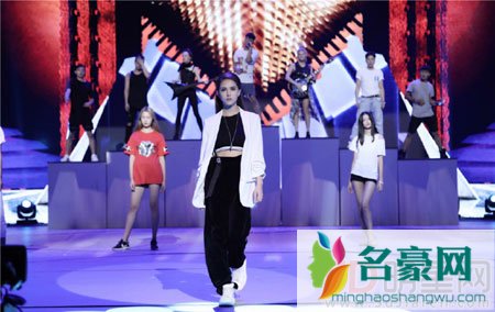 昆凌加盟《我的新衣》 多才多艺变身设计师