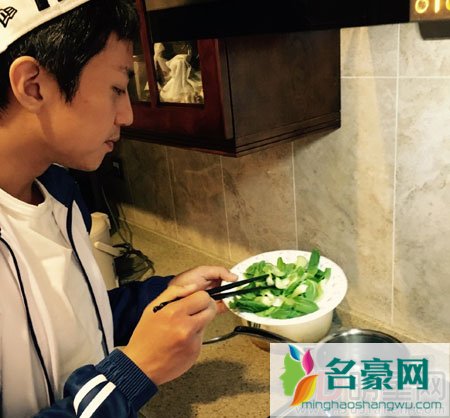 六年夫妻恩爱如初 邓超亲自下面给孙俪庆生