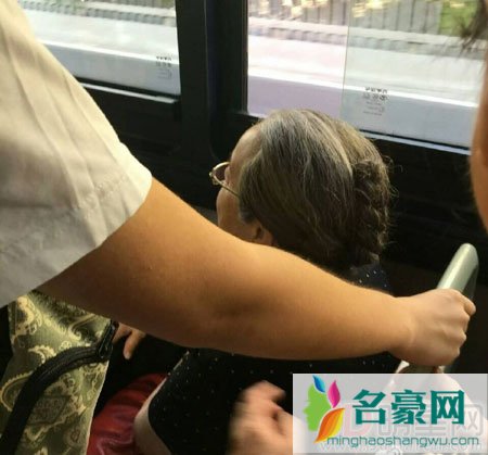 容嬷嬷亲民坐公交 网友偶遇调侃其没带针