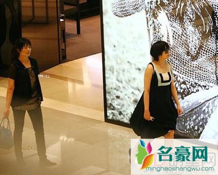 高圆圆衣着宽松被疑怀孕 赵又廷未否认