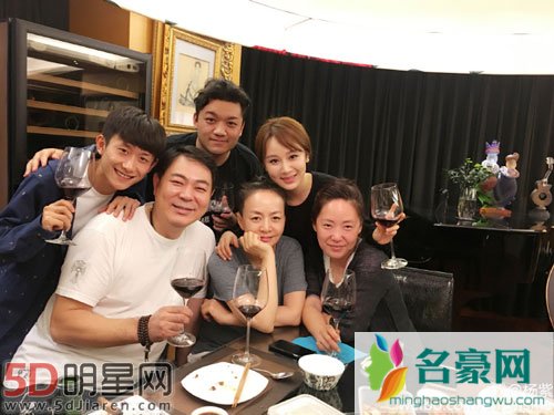 家有儿女主创聚餐 宋丹丹张一山杨紫大玩亲亲