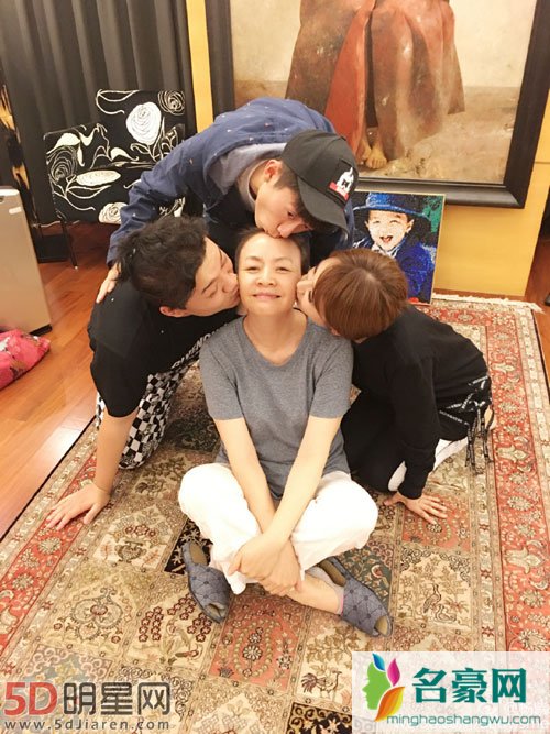 家有儿女主创聚餐 宋丹丹张一山杨紫大玩亲亲