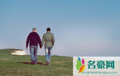 男性之间牵手你会介意吗 如何看待男性之间牵手