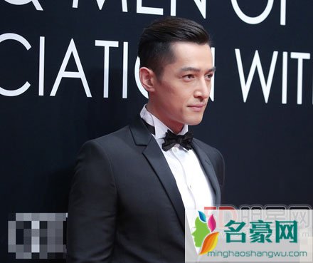 胡歌参加活动被催婚 胡兵中秋节安排