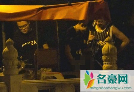 张一山酒后失态 当街小便和友人玩闹不顾形象