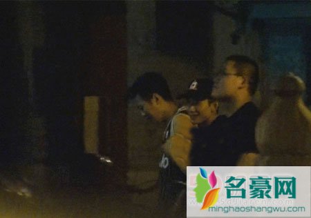 张一山酒后失态 当街小便和友人玩闹不顾形象