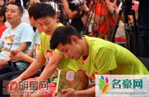 张继科诗人属性又上线 联谊会不忘低头看诗集