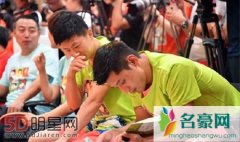 张继科诗人属性又上线 联谊会不忘低头看诗集