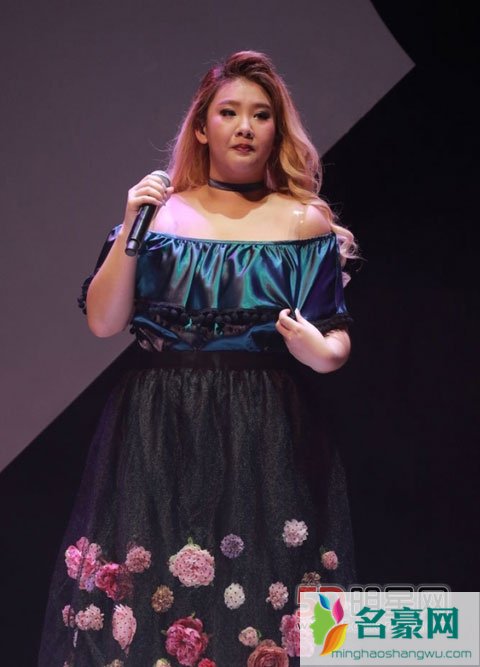 郑欣宜演唱会泪崩 为求男友曾跪下