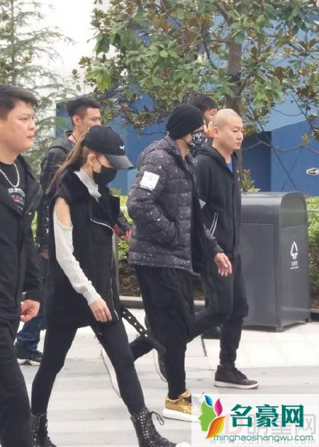 周杰伦夫妇现身上海迪士尼 羽绒服加身和昆凌反差大