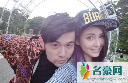 周杰伦夫妇现身上海迪士尼 羽绒服加身和昆凌反差大