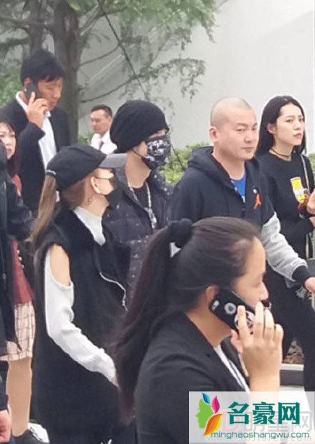 周杰伦夫妇现身上海迪士尼 羽绒服加身和昆凌反差大