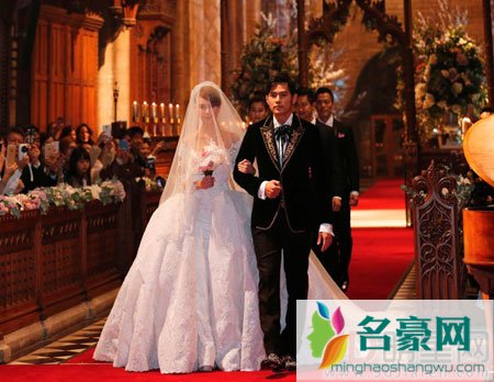 周杰伦夫妇现身上海迪士尼 羽绒服加身和昆凌反差大