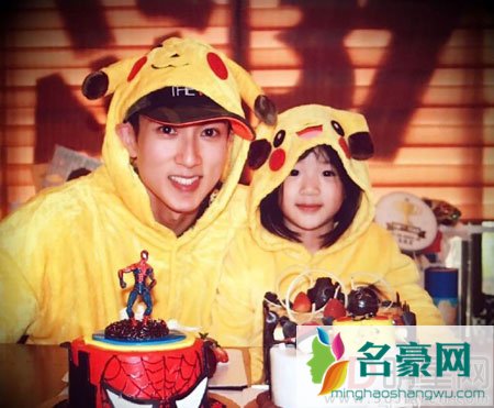 吴尊为小儿子庆生 正面照曝光一家人颜值高