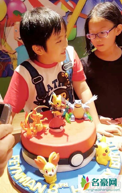 吴镇宇儿子费曼庆8岁生日 妈妈罕见出镜