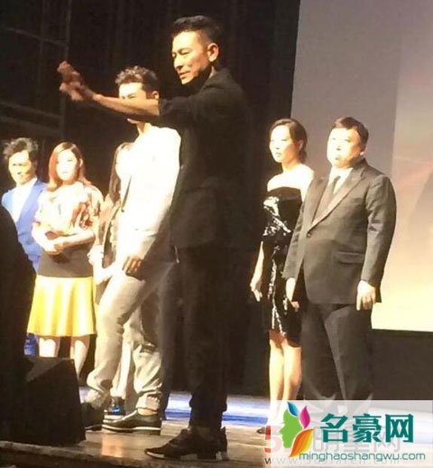 疑似刘德华粉丝遭保安推搡发飙 刘德华新片《王牌》中饰演的角色