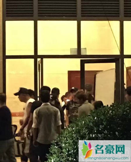 霍建华刘诗诗合体探班 吴奇隆老干部热聊