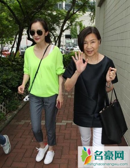 杨幂送女儿上学 小糯米正面照曝光