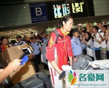 女排姑娘载誉回国 粉丝夹道欢迎
