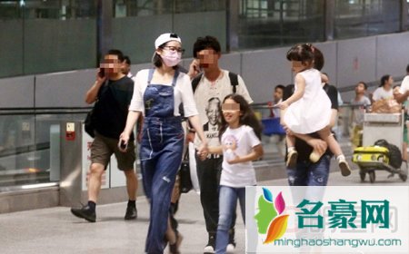 许晴带孩子出行 否认是自己的孩子