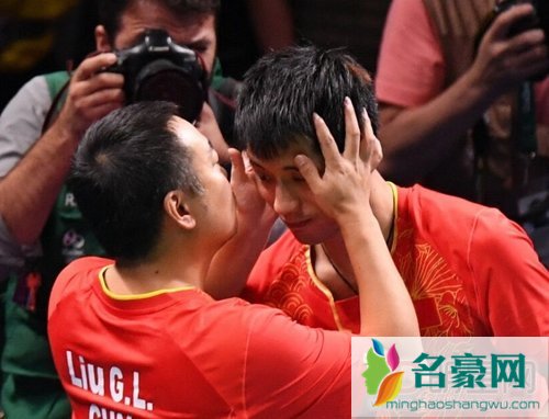 刘国梁赛后亲吻张继科马龙 藏獒张继科退役