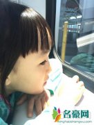央视女主播瑶淼爱女“小橙子”酷似费曼 爱上电动