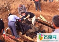 古墓里挖出千年活女尸是真的吗，汉代女尸复活报出
