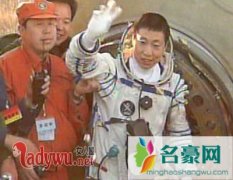 杨利伟出舱的第一句话是什么，开口让所有人欢呼雀