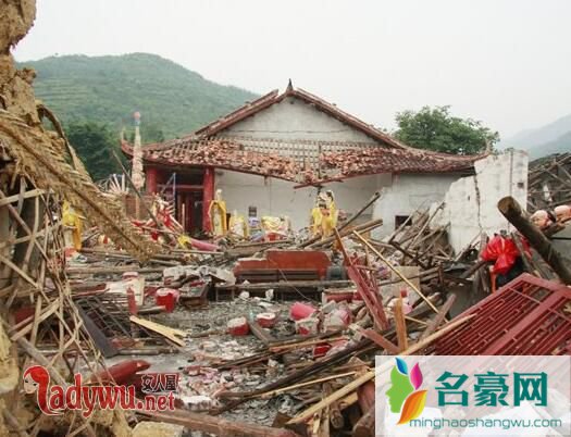 汶川地震佛像不倒