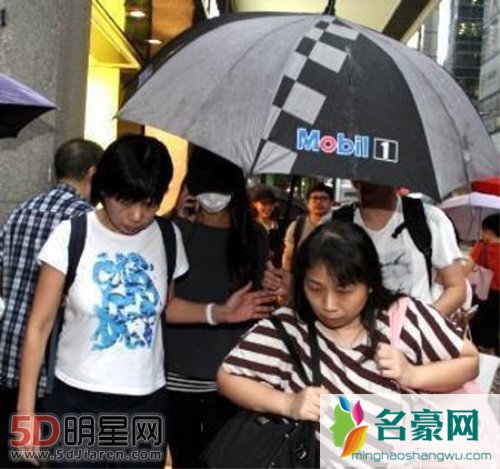 汤唯产后看妇产科 首次现身老公全程陪伴