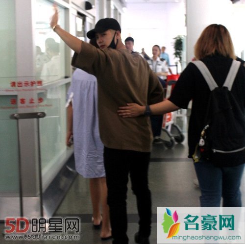 王嘉尔遭追车受伤严重吗 王嘉尔受伤事件回顾