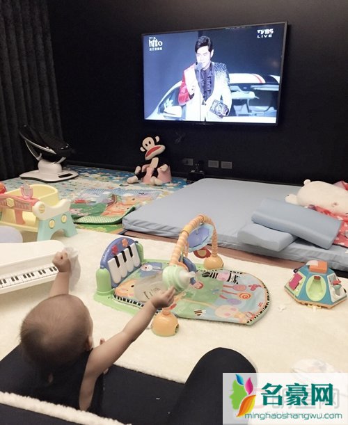 昆凌孩子谁看谁带跟婆婆住吗 昆凌计划追生二胎