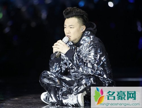 面对热情粉丝Eason全程黑脸 “死忠粉”力挺偶像坚称其中有误会