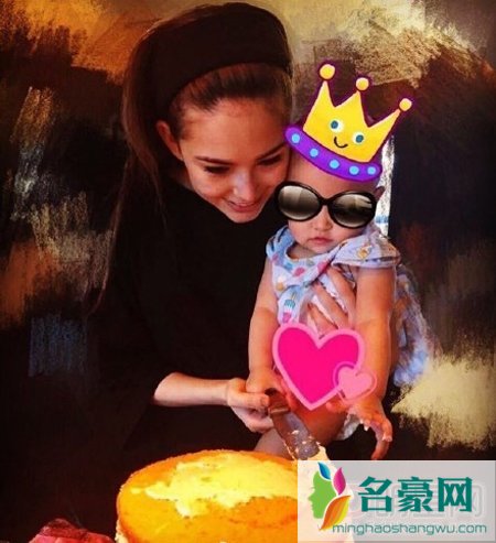 昆凌23岁生日 周杰伦晒女儿正面照
