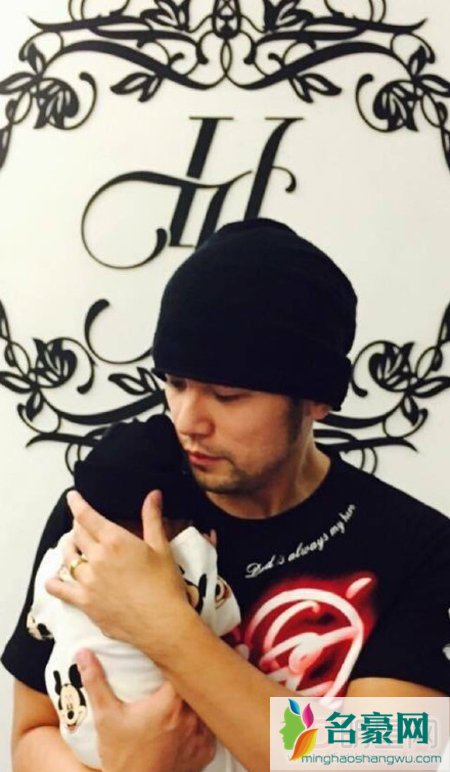 昆凌23岁生日 周杰伦晒女儿正面照