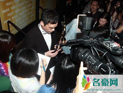 刘青云二度夺得金像奖影帝 发表“宇宙宣言”感谢太太
