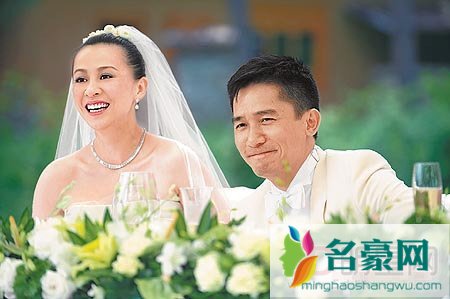 刘嘉玲帅气滑水屹立不倒 梁朝伟悉心指导露后脑勺